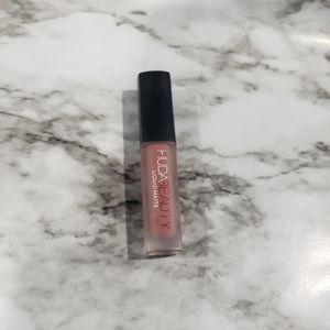 New Huda Beauty lip gloss "bombshell"